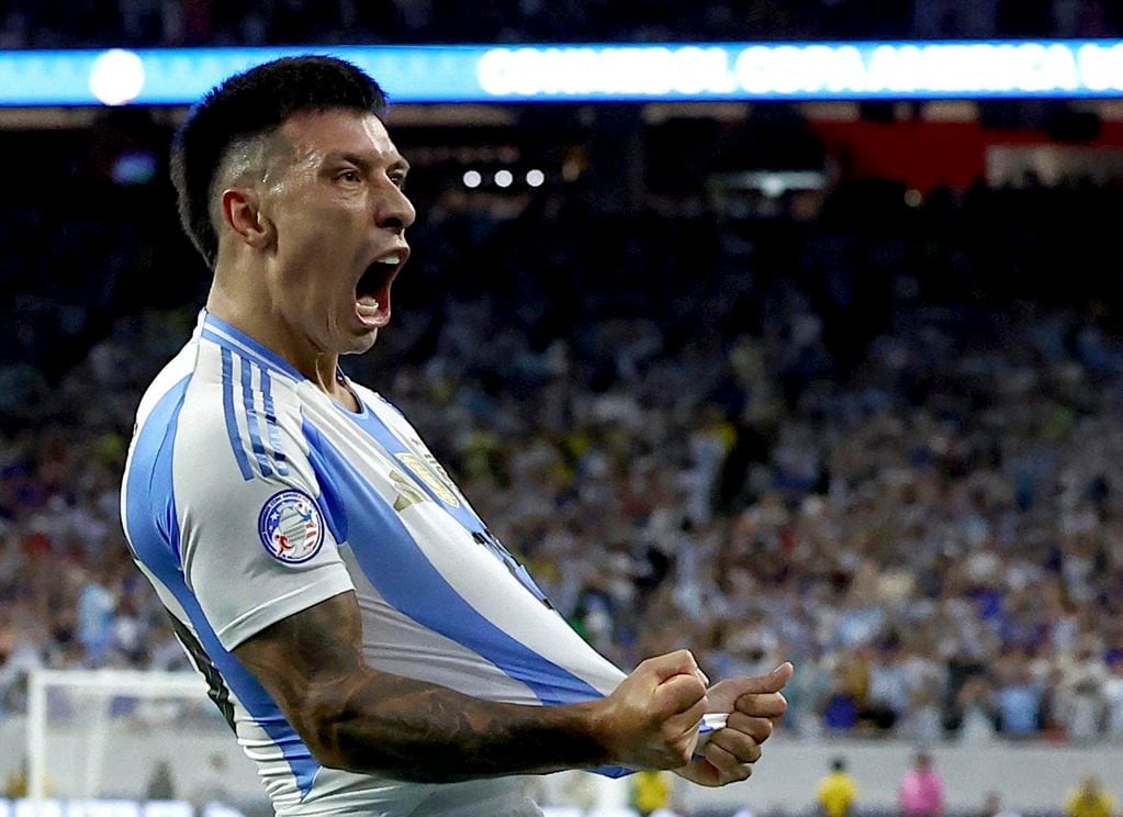 El argentino Lisandro Martínez 
celebra su primer gol con sus 
compañeros/ REUTERS