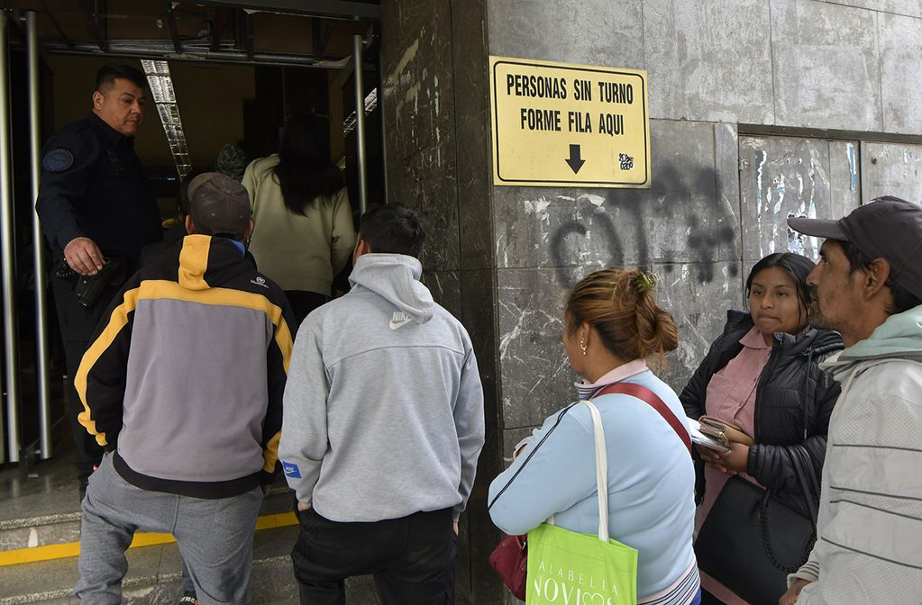 Miles de mendocinos se agolparon en las oficinas de ANSES para tramitar el Ingreso familiar de emergencia (IFE)

Foto: Orlando Pelichotti