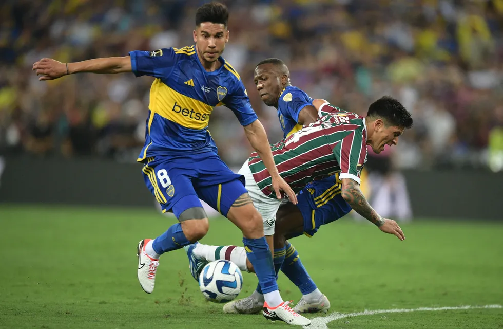 "Pol" Fernández lucha por el dominio de la pelota. Boca no pudo ante Fluminense y se quedó sin séptima (Prensa Conmebol)