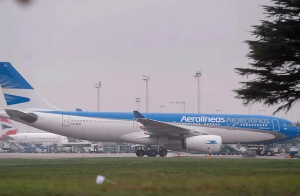 Detuvieron a una azafata de Aerolíneas Argentinas por la amenaza de bomba a un vuelo que partía a Miami   / Télam