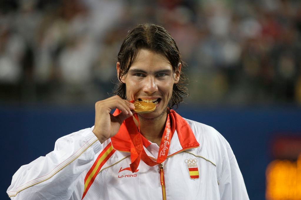 El español Rafael Nadal muerde la medalla de oro tras vencer al chileno Fernando González en la final de los Juegos Olímpicos de Beijing, el 17 de agosto de 2008.