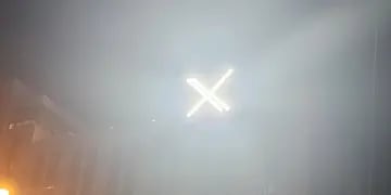 Retiraron el cartel luminoso de la “X” del techo de la sede en San Francisco por quejas de los vecinos