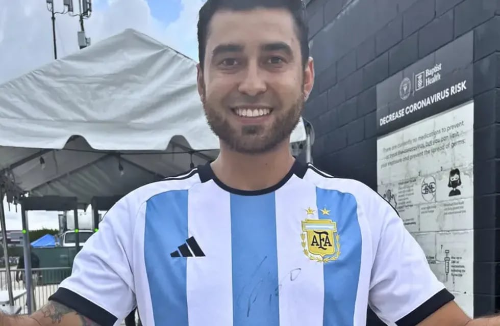 La sonrisa del empleado que se fue con la firma de Messi en su camiseta. Gentileza: La Nación.
