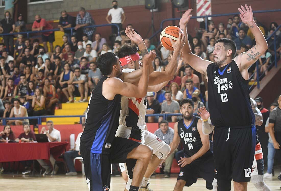 Final Básquet, San José vs. Atenas en el polideportivo Polimeni de Las Heras.  Foto: José Gutierrez