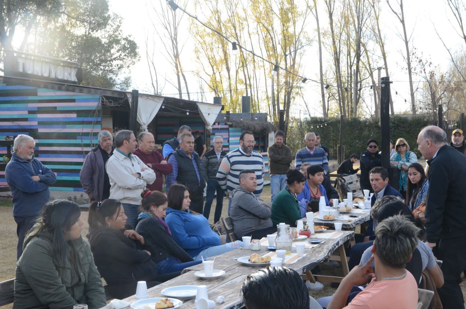 Guillermo Carmona de campaña en el Valle de Uco.