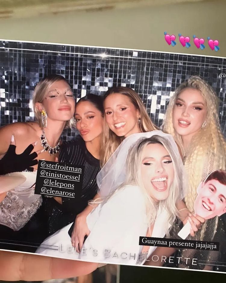 Stefi Roitman y Tini Stoessel en la despedida de soltera de Lele Pons.