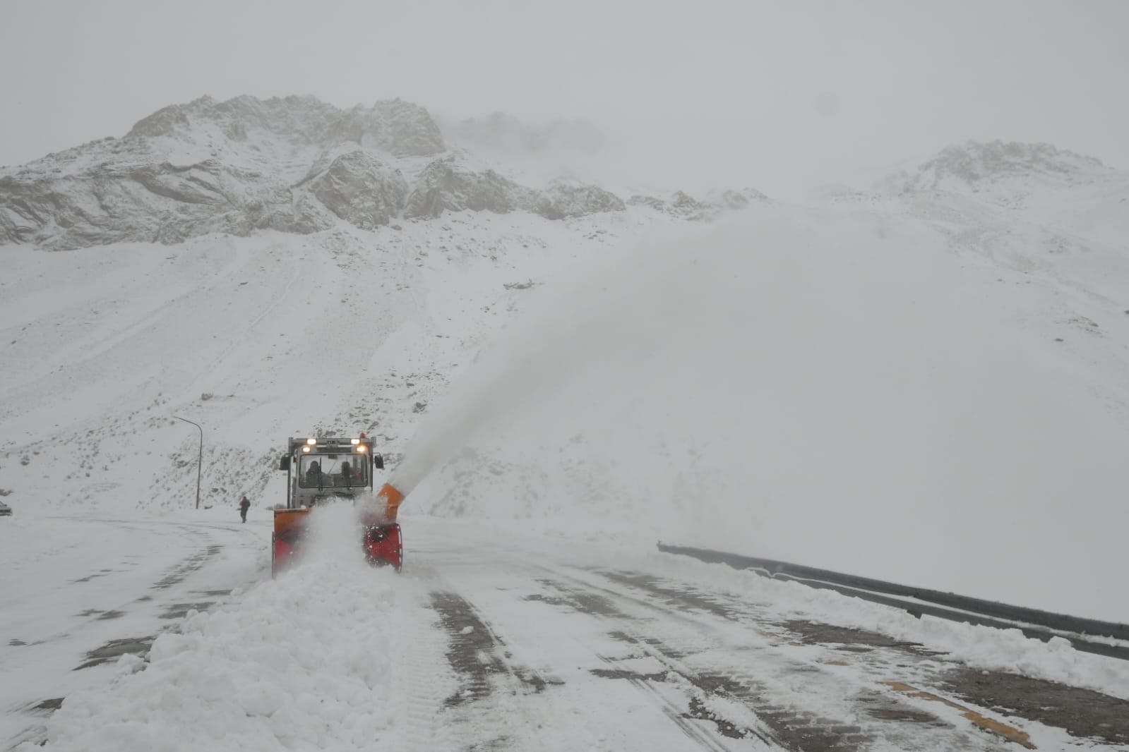 Continua el paso a Chile cerrado por las intensas nevadas. Foto: Ignacio Blanco / Los Andes 