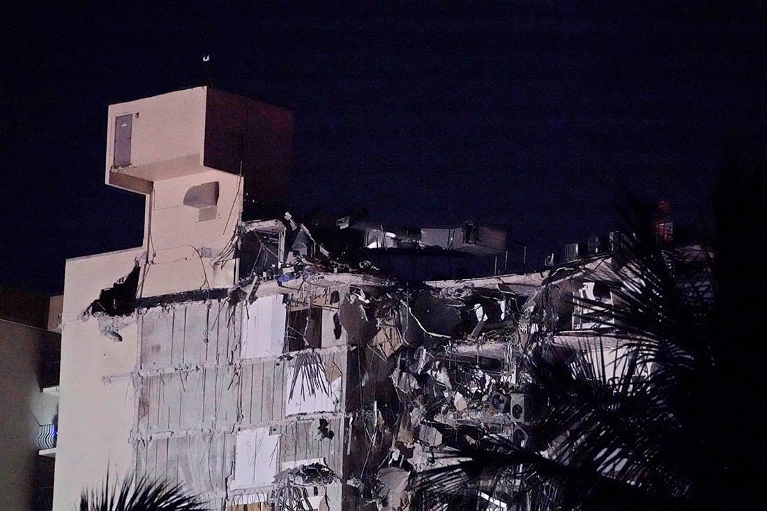 El edificio parcialmente derruido en la zona de Surfside, Miami, Florida.