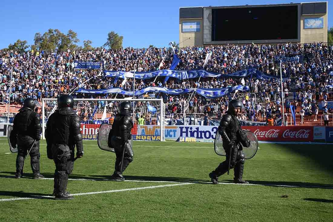 Efectivos de la policia de Mendoza controlando la seguridad dentro del estadio, al termino del partido.
Foto: José Gutierrez.