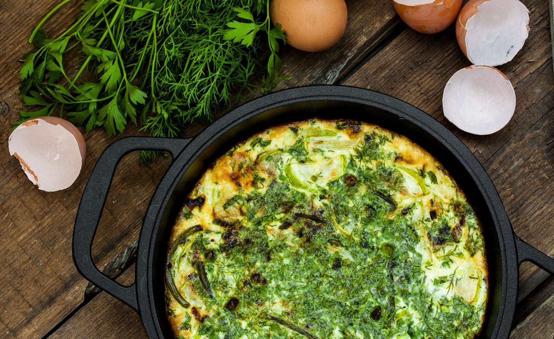 La mejor receta de la tortilla de espinaca con un toque de cebolla caramelizada.