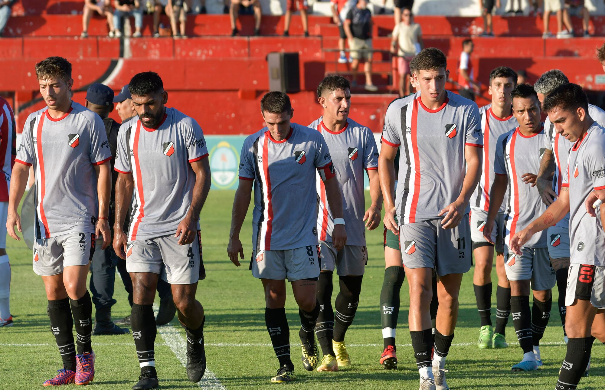 Fútbol 
El Club Atlético San Martín de Tucumán venció por 2-0 al Deportivo Maipú como visitante en la Primera Nacional
Foto: Orlando Pelichotti