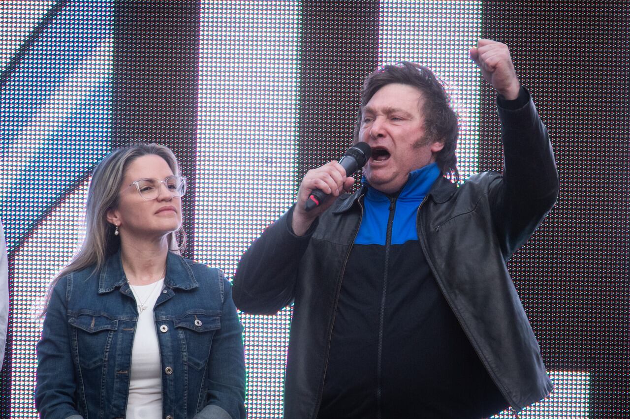 Tour de la Libertad
Javier Milei habló ante la multitud libertaria en un escenario ubicado en el costado oeste de la plaza Independencia. A su lado, la diputada nacional y ex candidata a gobernadora de Provincia de Buenos Aires, Carolina Píparo.

Foto: Ignacio Blanco / Los Andes 