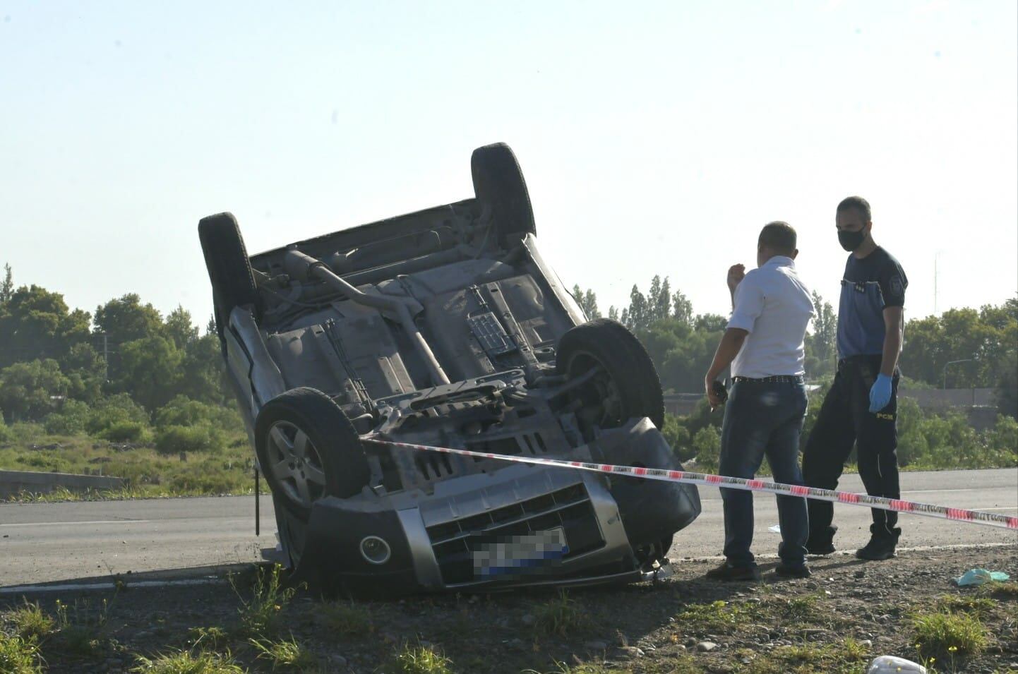 Tragedia en Guaymallén: así quedó la utilitaria tras el vuelco en el Acceso Este - Orlando Pelichotti / Los Andes