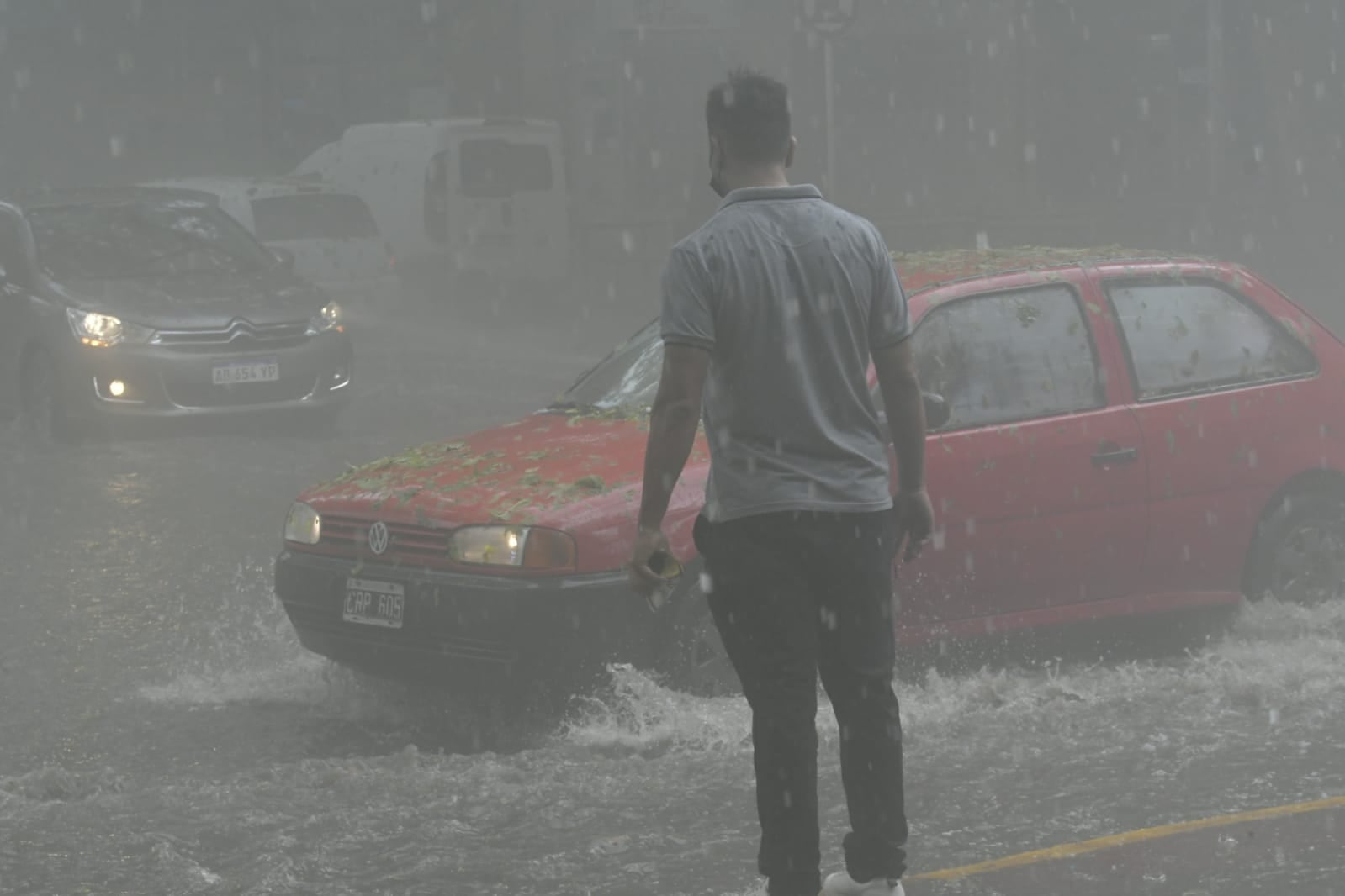 El granizo anegó las calles de Mendoza. Foto. Orlando Pelichotti / Los Andes