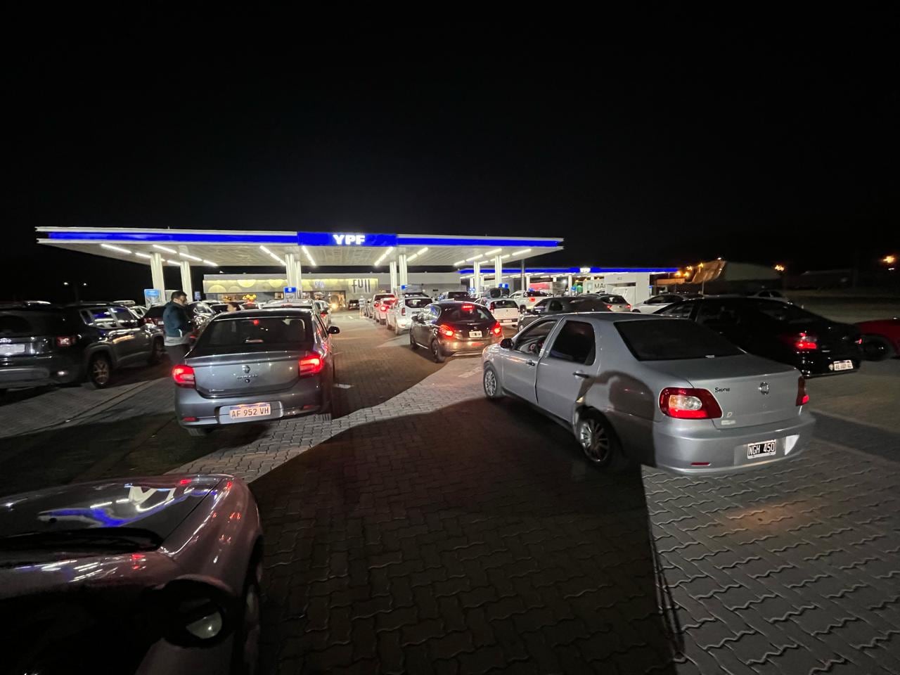 Gran movimiento de vehículos en estación de servicio Uspallata que recargan combustible y que van con destino a Chile. Foto: X / @VALLEOVA