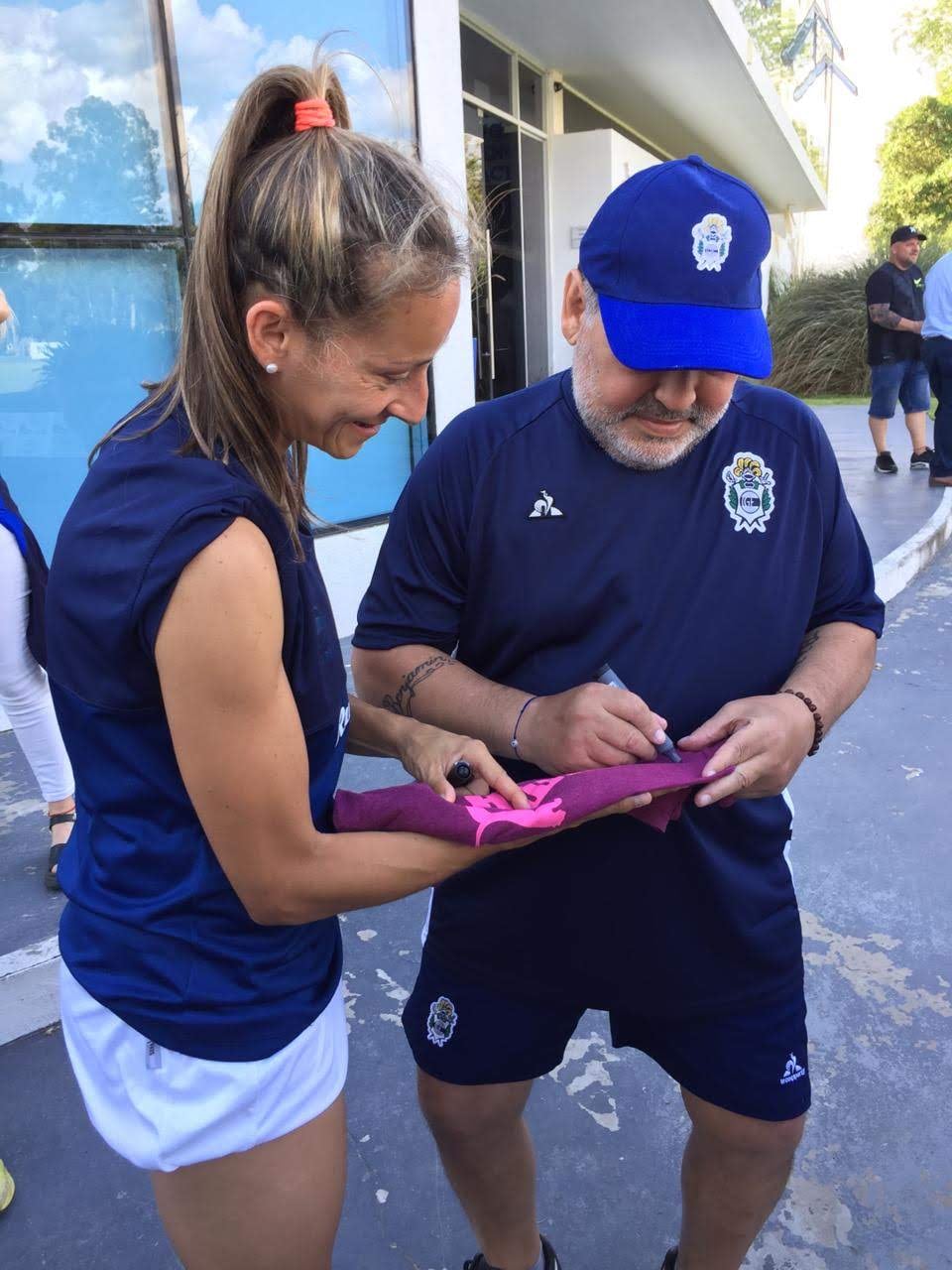 Mavi Pintos y Diego Maradona dándole su autógrafo.