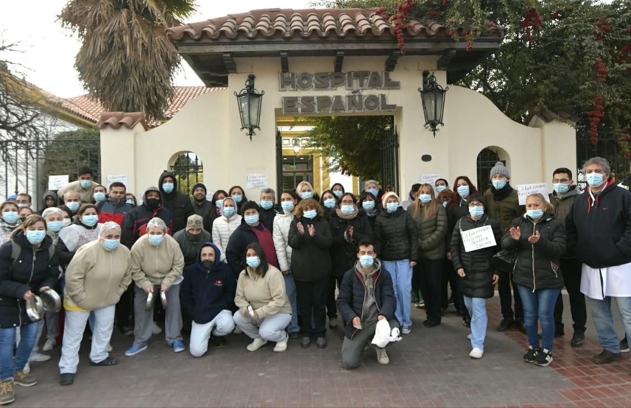 Los trabajadores se manifiestan en la puerta del hospital. Orlando Pelichotti