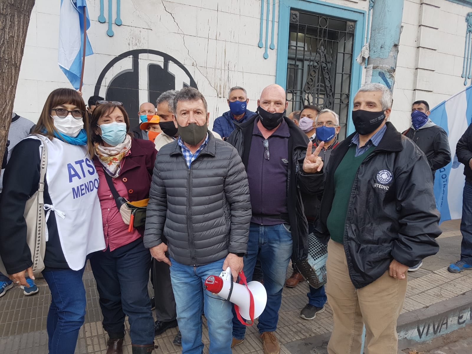 Los dirigentes de la CGT realizaron una asamblea en la puerta de la casa recuperada por Irrigación en agosto del año pasado.