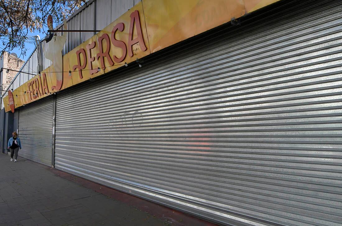 Resignados al poco movimiento un grupo de comerciantes no abrió sus puertas. La zona de los persas luce casi desértica.