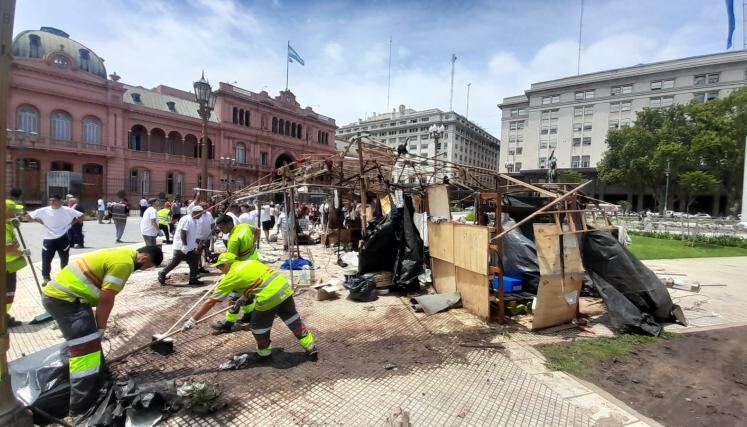 "Acá lo que buscamos es el respeto", subrayó el referente Qom que ya se encuentra coordinando con autoridades del Gobierno de Javier Milei el desalojo.
Foto: Gentileza Clarín.