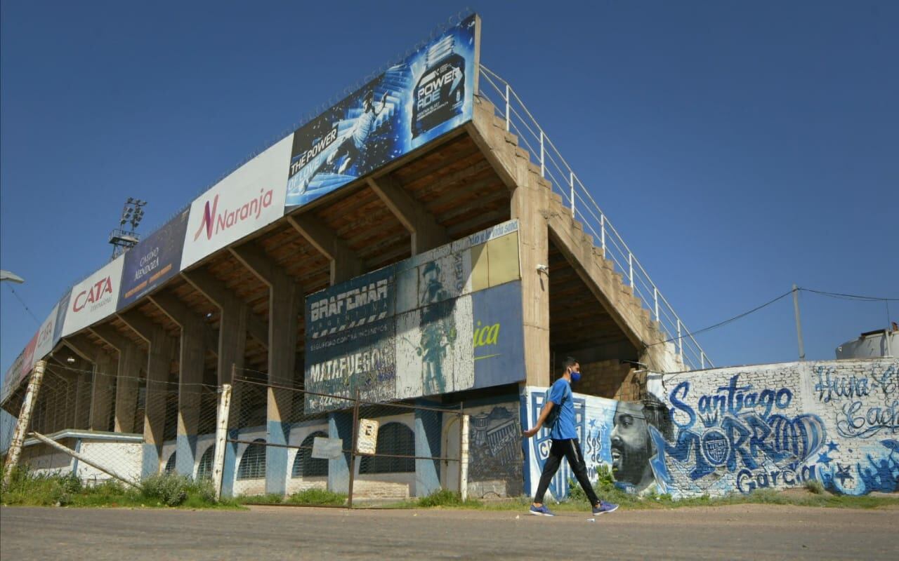 El Estadio Feliciano Gambarte, no está en condiciones edilicias para recibir un partido de la Liga Profesional de Fútbol. / Orlando Pelichotti (LOS ANDES).