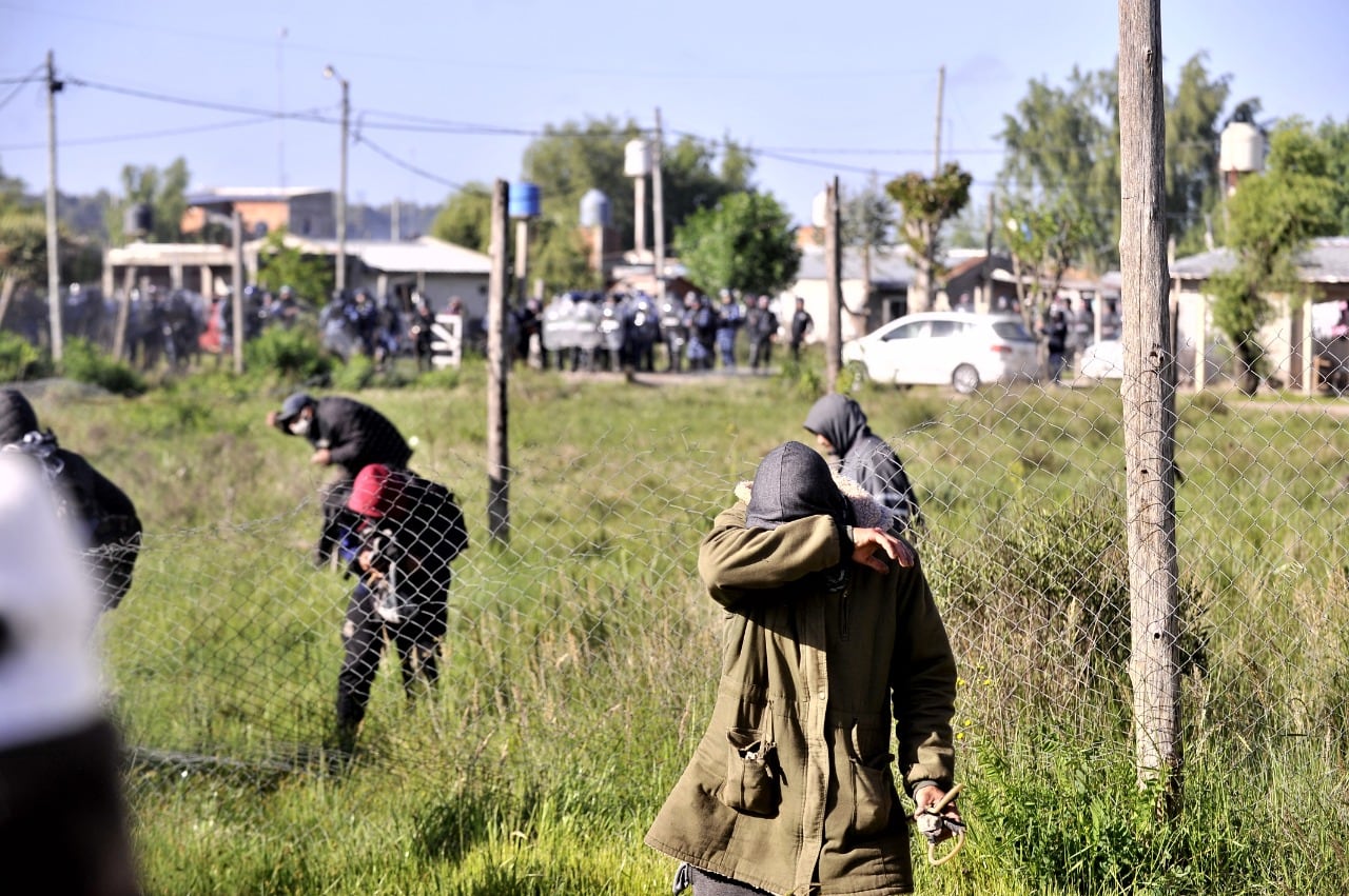 Tensión en Guernica: incidentes entre policías y usurpadores de tierras tras el desalojo