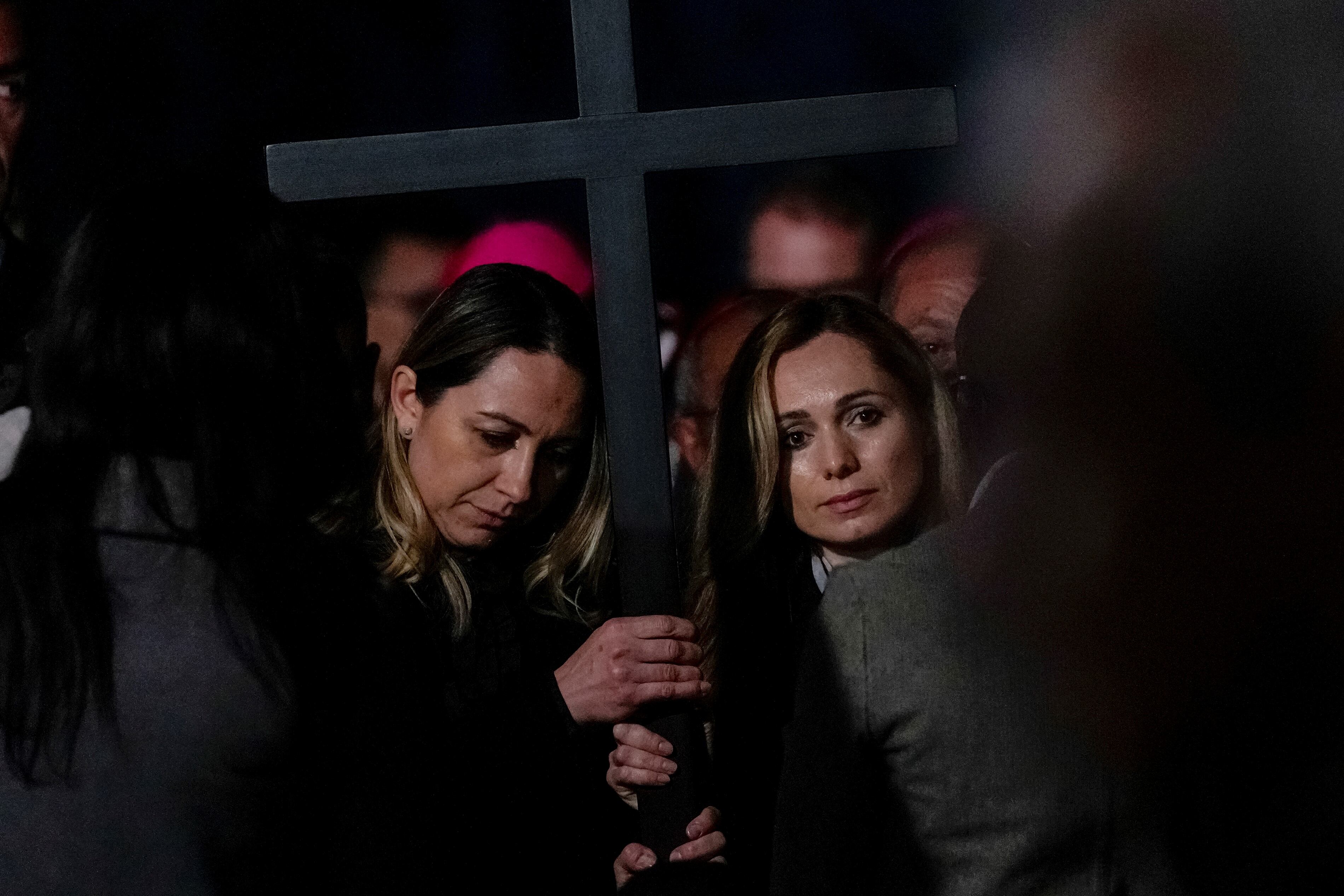 En la estación 13 de la celebración, los textos fueron escritos por una mujer de cada país implicado en el conflicto. Luego ambas cargaron juntas y en silencio la cruz junto a sus familias.