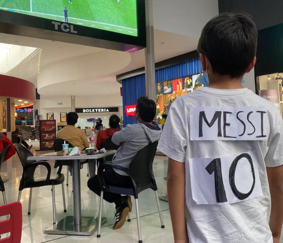 Un pequeño fue fotografiado con una camiseta casera del capitán de Argentina y conmovió en las redes. Twitter.