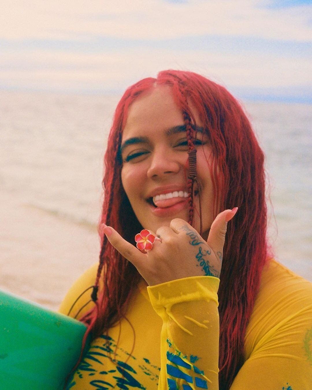 Karol G subió las temperaturas en el mar y mostró un sensual piercing