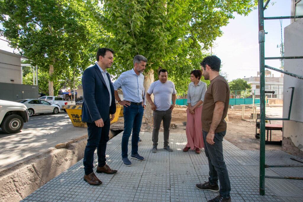 Ulpiano Suarez y Tadeo García Zalazar recorrieron las obras en la Escuela Videla Correas