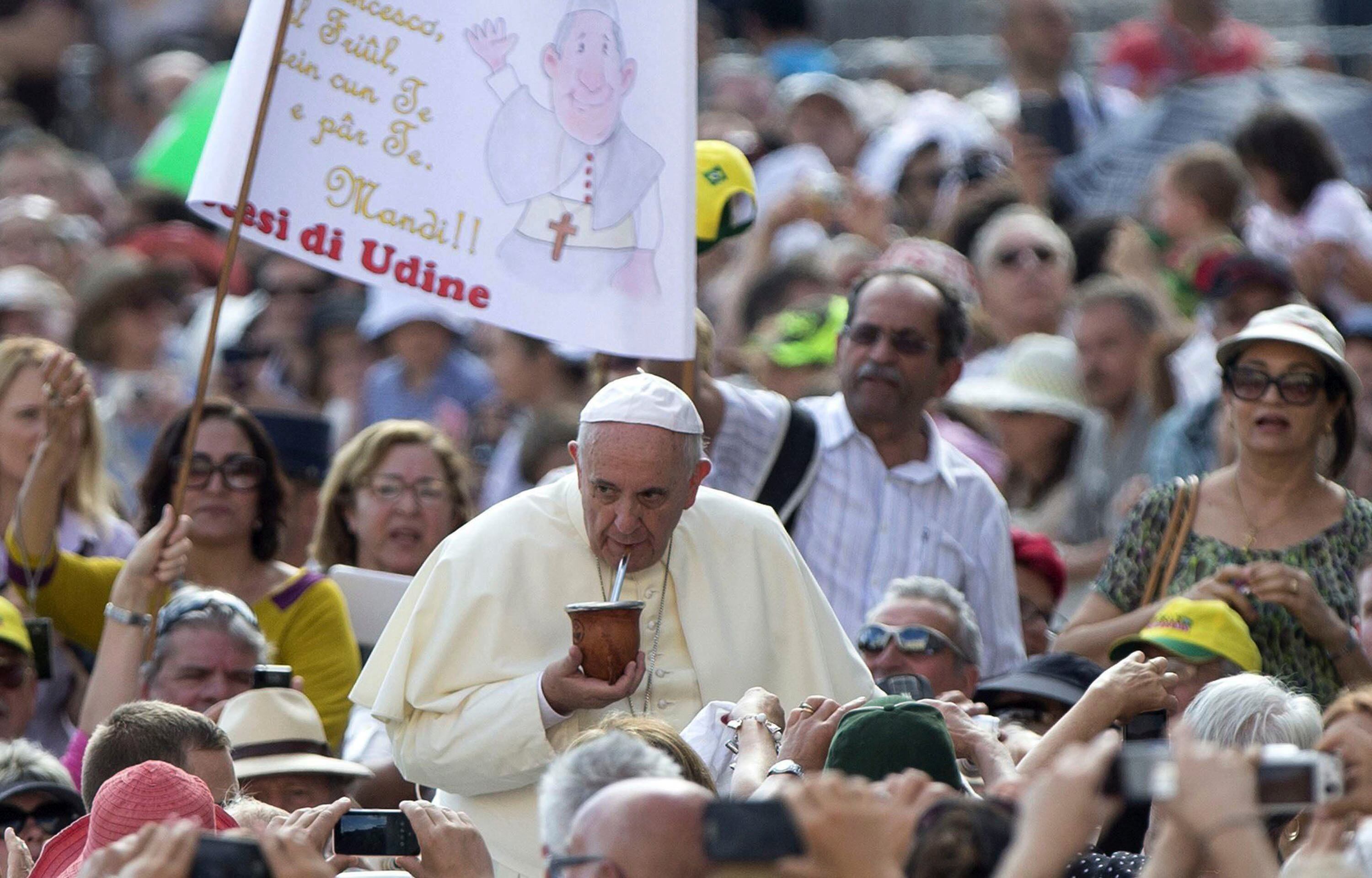 Ciudad del Vaticano: El papa Francisco bebe un mate de calabaza ofrecido por uno de los fieles, a su llegada a las audiencias generales semanales de los miércoles en la plaza de San Pedro.