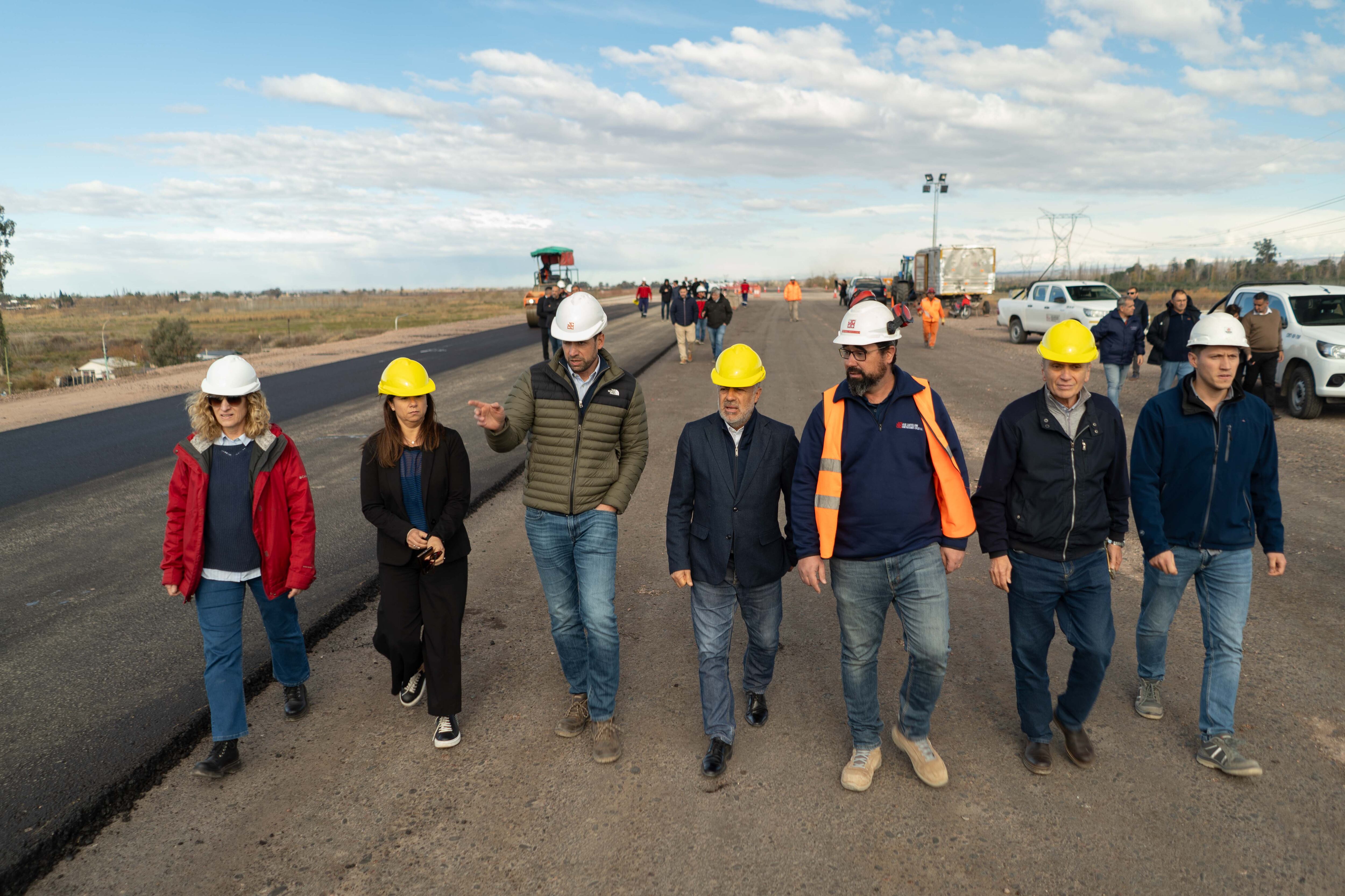 El gobernador Alfredo Cornejo recorrió los avances de la ruta Variante Palmira. Prensa Gobierno.