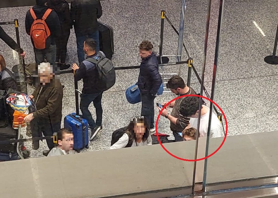 Oscar Jegou y Hugo Auradou, los rugbiers franceses, en el aeropuerto de Mendoza. Gentileza