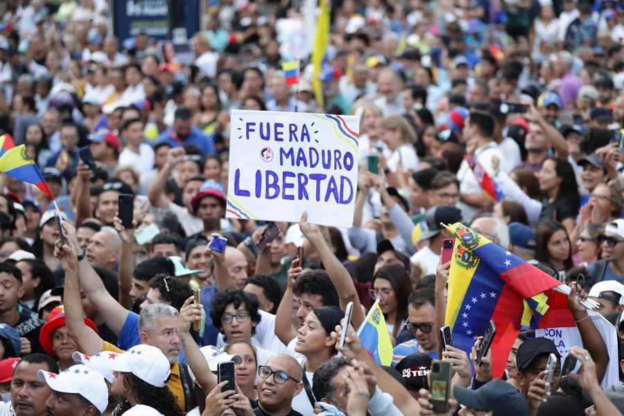 Simpatizantes del candidato a las elecciones presidenciales Edmundo González Urrutia, del partido Plataforma Unitaria Democrática (PUD), asisten a su cierre de campaña este jueves, en Caracas (Venezuela). Venezuela celebra este 28 de julio unas elecciones presidenciales consideradas especialmente "decisivas". González Urrutia lidera la principal coalición antichavista -la Plataforma Unitaria Democrática (PUD). EFE/ Ronald Peña R.