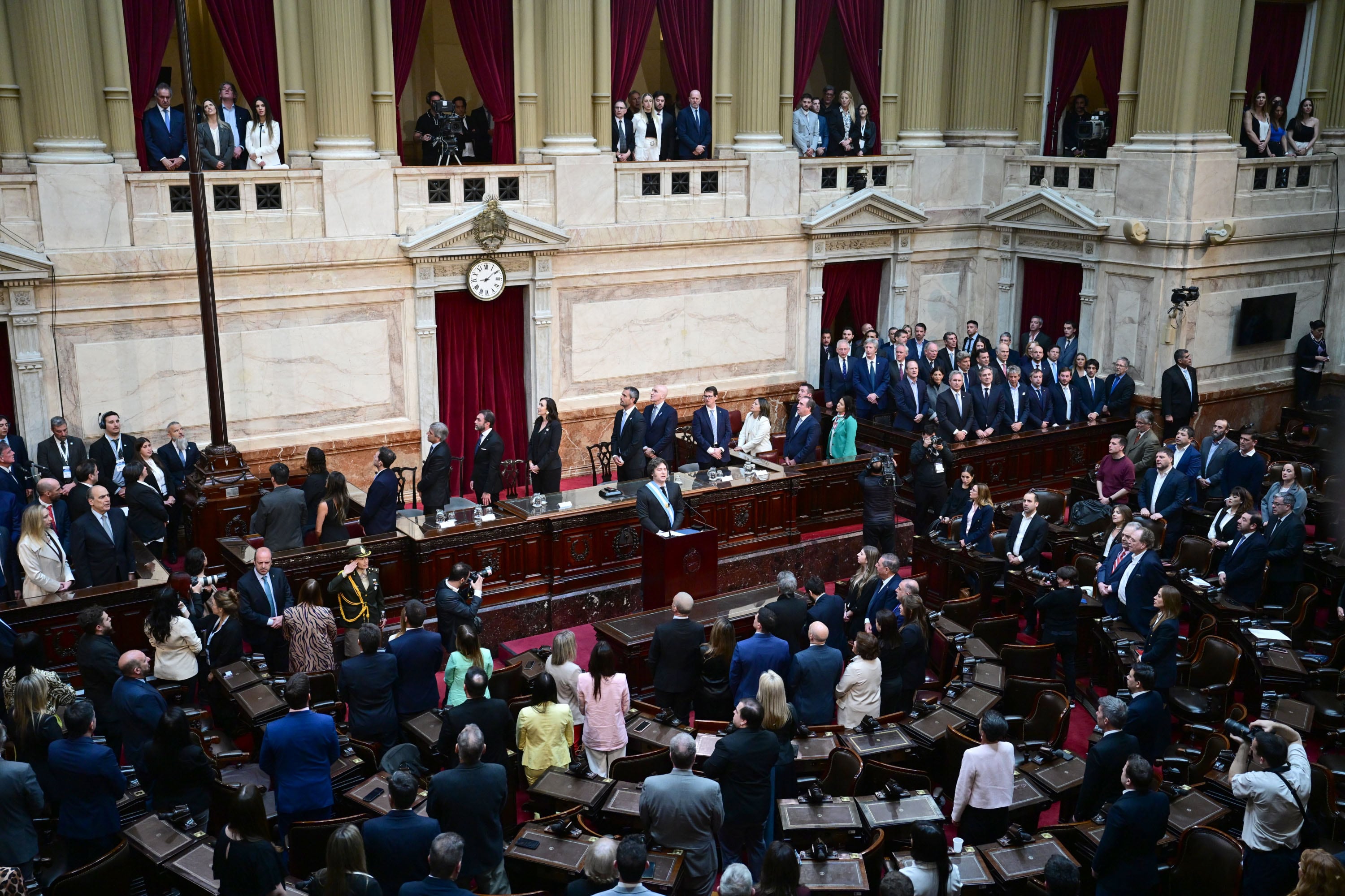 El presidente Javier Milei fue a la Cámara de Diputados este domingo para presentar el Presupuesto 2025 y también se transmitió por cadena nacional. Foto: Maxi Luna / NA