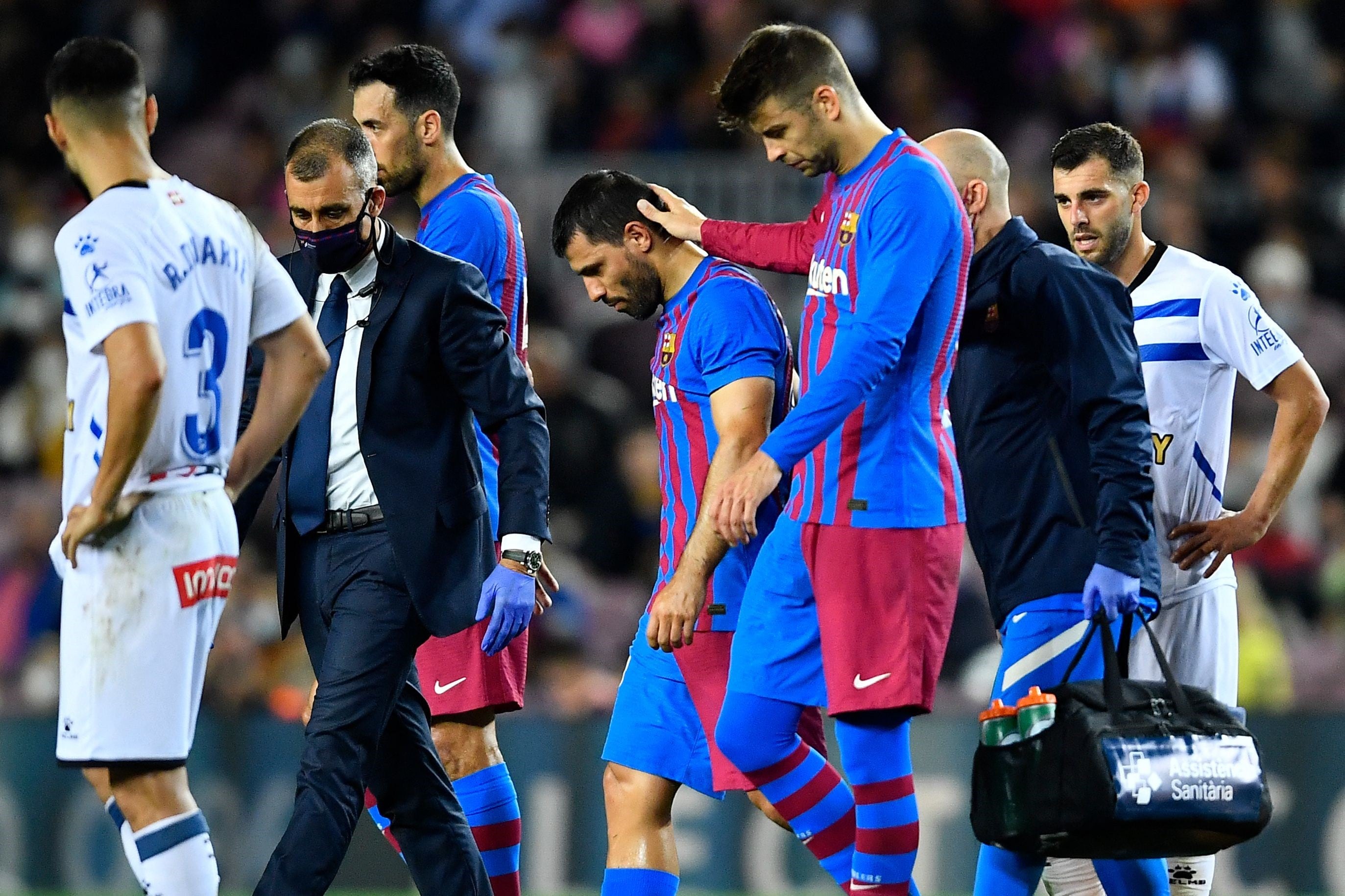 Kun Agüero preocupó en Barcelona por un golpe en el pecho que lo sacó del partido.