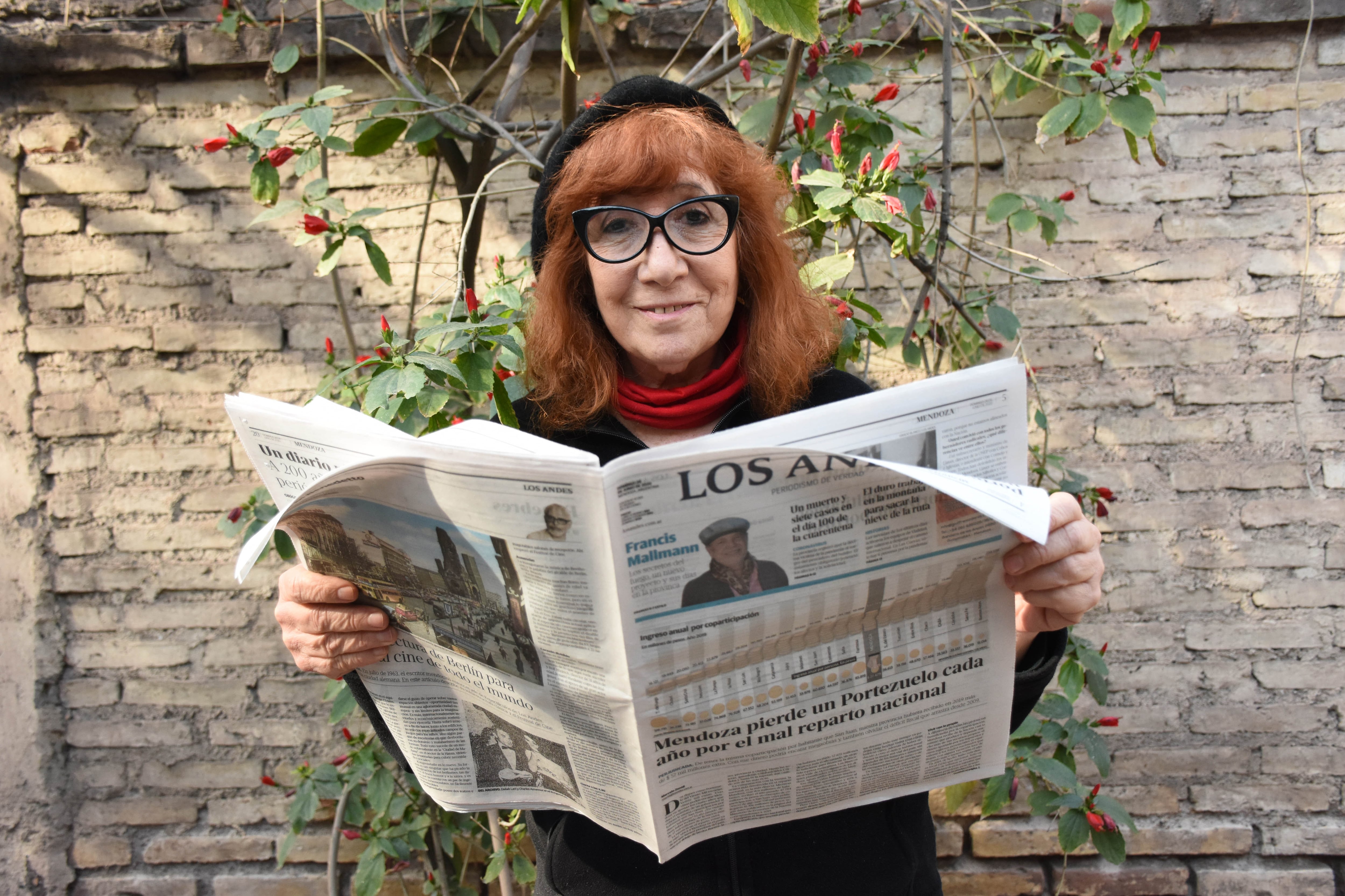 Pinty Saba leyendo el Diario Los Andes.
Foto: Mariana Villa / Los Andes
