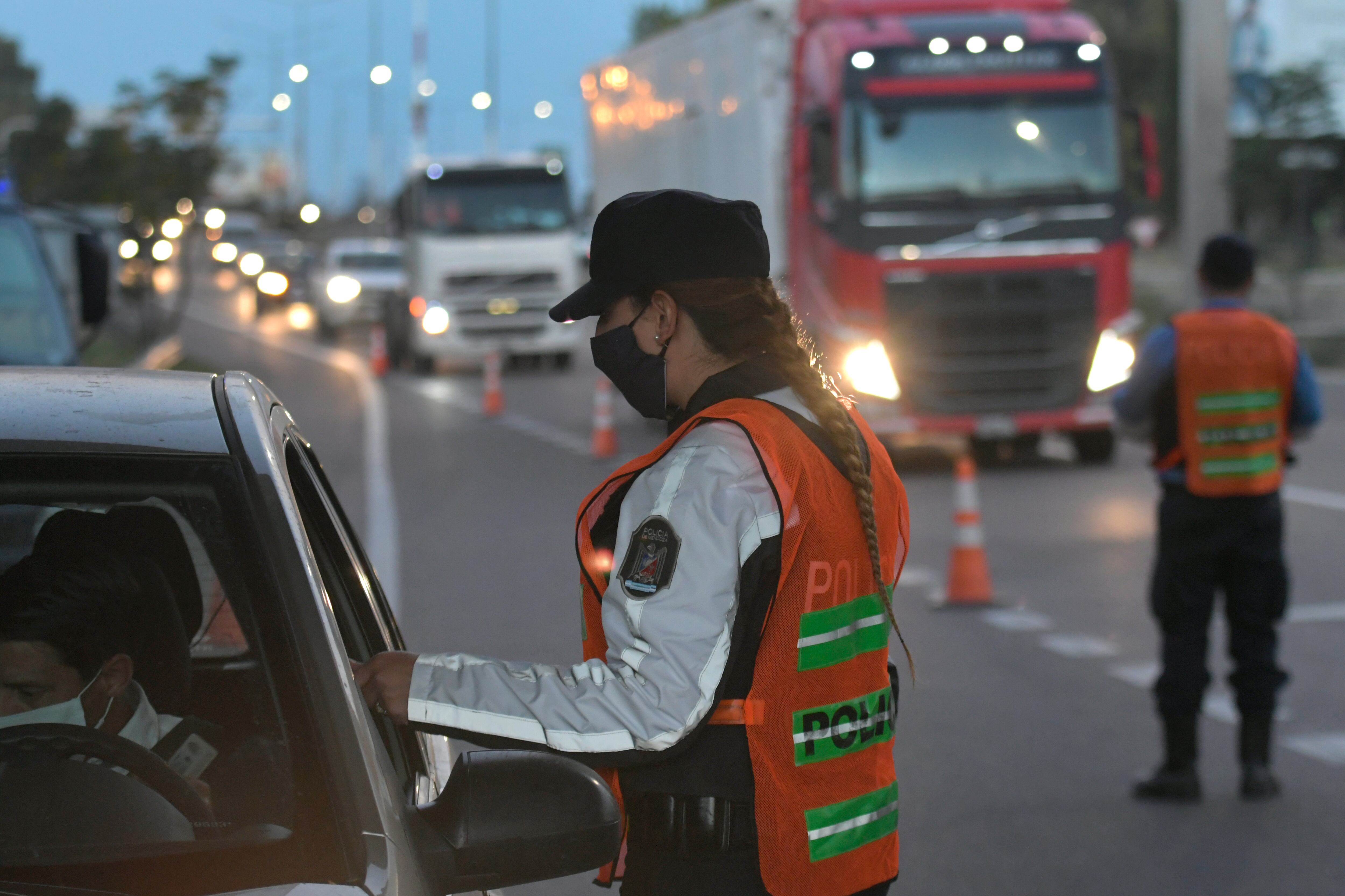 Mendoza 25 de abril de 2021 Deportes
Controles policiales en el Gran Mendoza. La policia controla transito en Acceso Sur y Acceso Este esta tarde

policia, vial, transito, Covid, Coronavirus, Covid19 , pandemia
Foto: Orlando Pelichotti/ Los Andes


