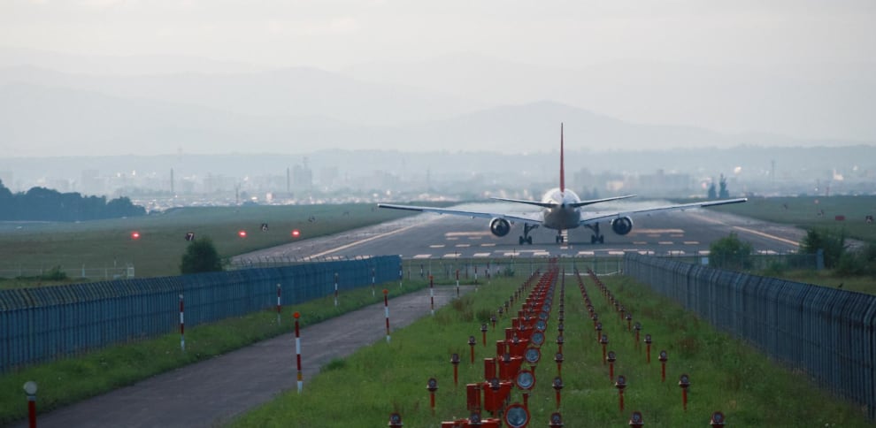 Aterrizaje de un avión en el aeropuerto de Hokkaido, Japón. Foto: La Vanguardia