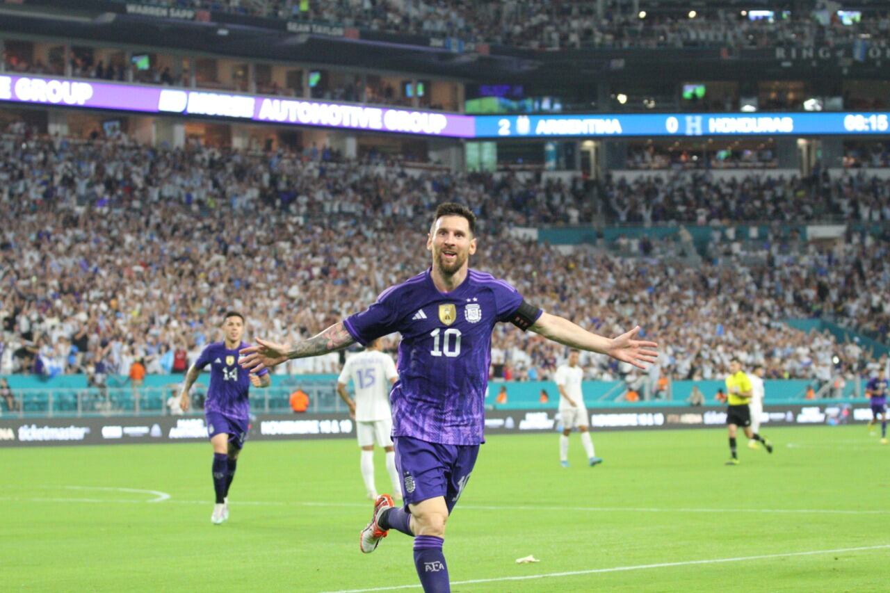 Lionel Messi y su doblete ante Honduras para Argentina. (Prensa AFA).