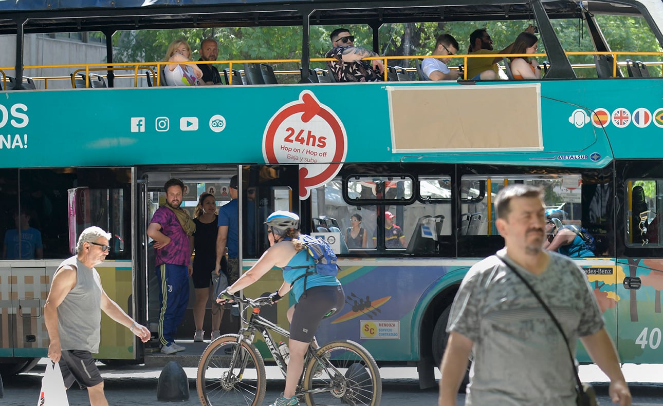 El bus turístico en Ciudad. Foto: Orlando Pelichotti / Los Andes