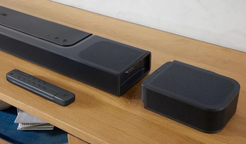 JBL Bar 1300 está diseñada para instalarse sin cables ni conexiones de alimentación adicionales. Foto: JBL