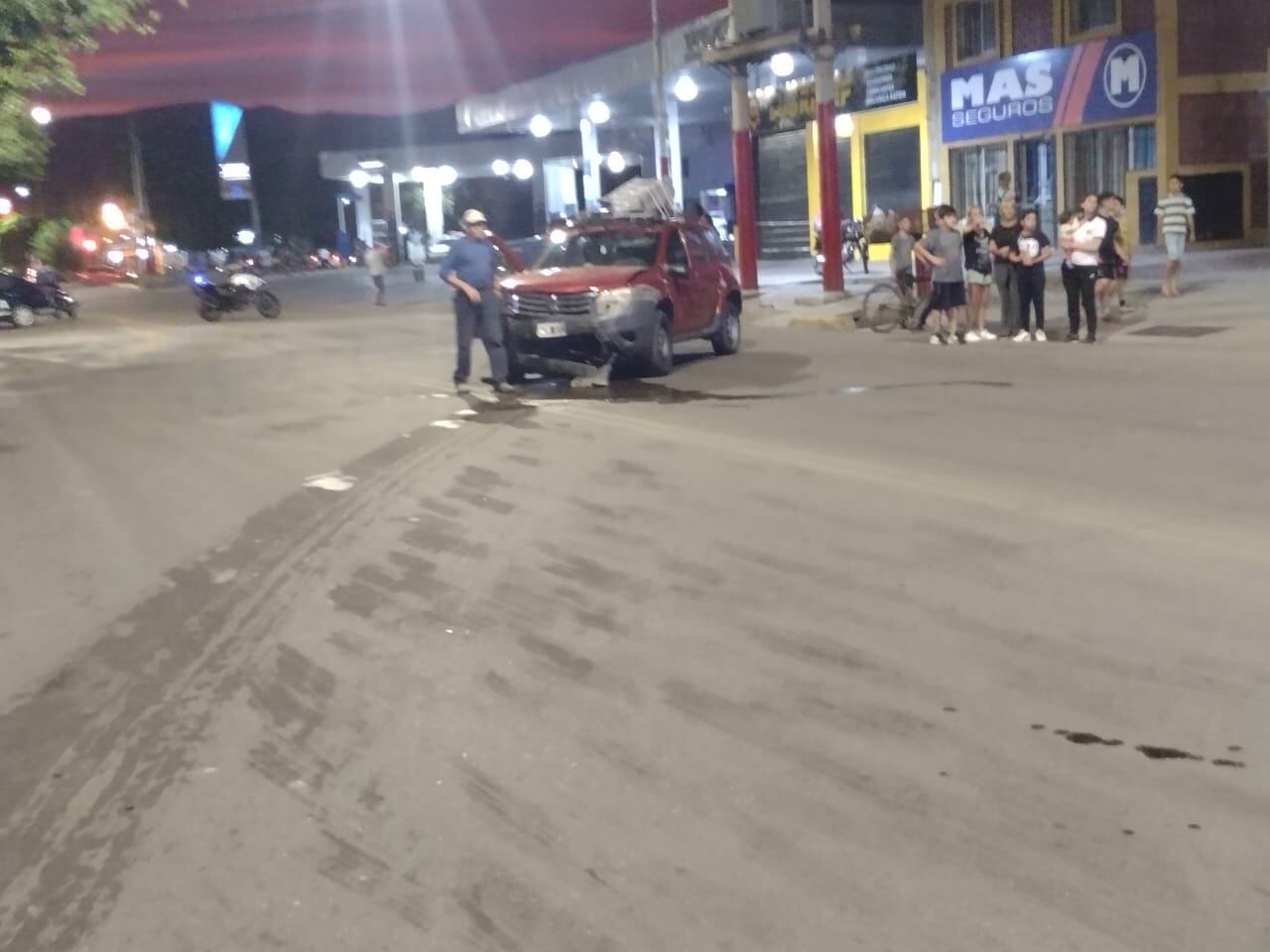 El Clío  impactó contra la camioneta Duster que estaba estacionada en la calle Independencia de Las Heras.