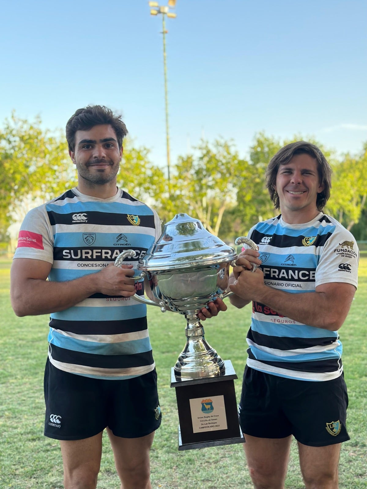 Federico Gimenez (izquierda) y Franco Pérez Magnelli (derecha) con la última copa seven la de las bodegas. / Gentileza.