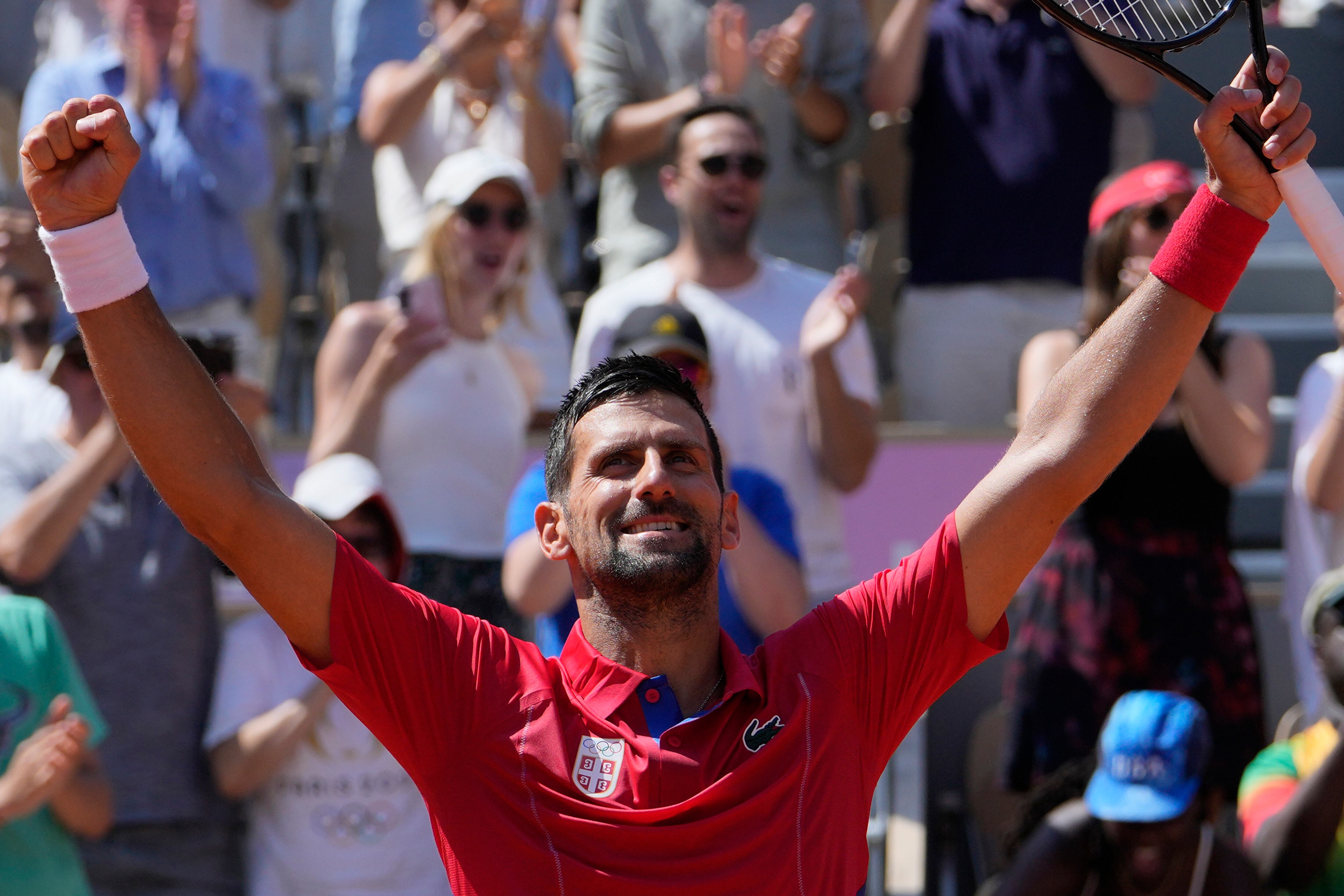 El serbio Novak Djokovic celebra tras derrotar al español Rafael Nadal en su partido de segunda ronda de individuales masculinos en el estadio de Roland Garros en los Juegos Olímpicos de Verano de 2024, el lunes 29 de julio de 2024, en París, Francia. Novak Djokovic dominó a su rival Rafael Nadal para ganar 6-1, 6-4 en los Juegos Olímpicos de París en la segunda ronda. (AP Foto/Andy Wong)