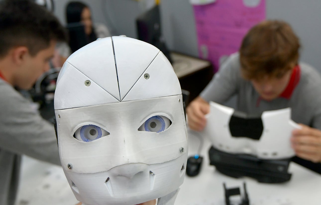 Alumnos trabajan en proyectos de inteligencia artificial. | Foto : Orlando Pelichotti / Los Andes