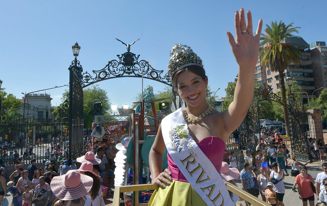 Vendimia 2023   Carrusel de las Reinas 
 La gente colmó  las calles céntricas de Mendoza para celebrar junto a las 18 reinas y distintas agrupaciones culturales y sociales, que reflejan el espíritu local.


Foto: Orlando Pelichotti