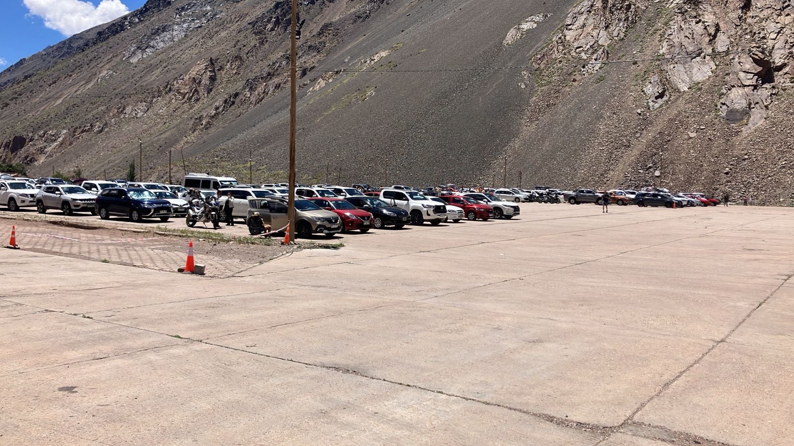 Los autos son desviados a un playón ubicado en Uspallata y al que la Municipalidad de Las Heras acondicionó con servicios básicos. Foto: Los Andes.