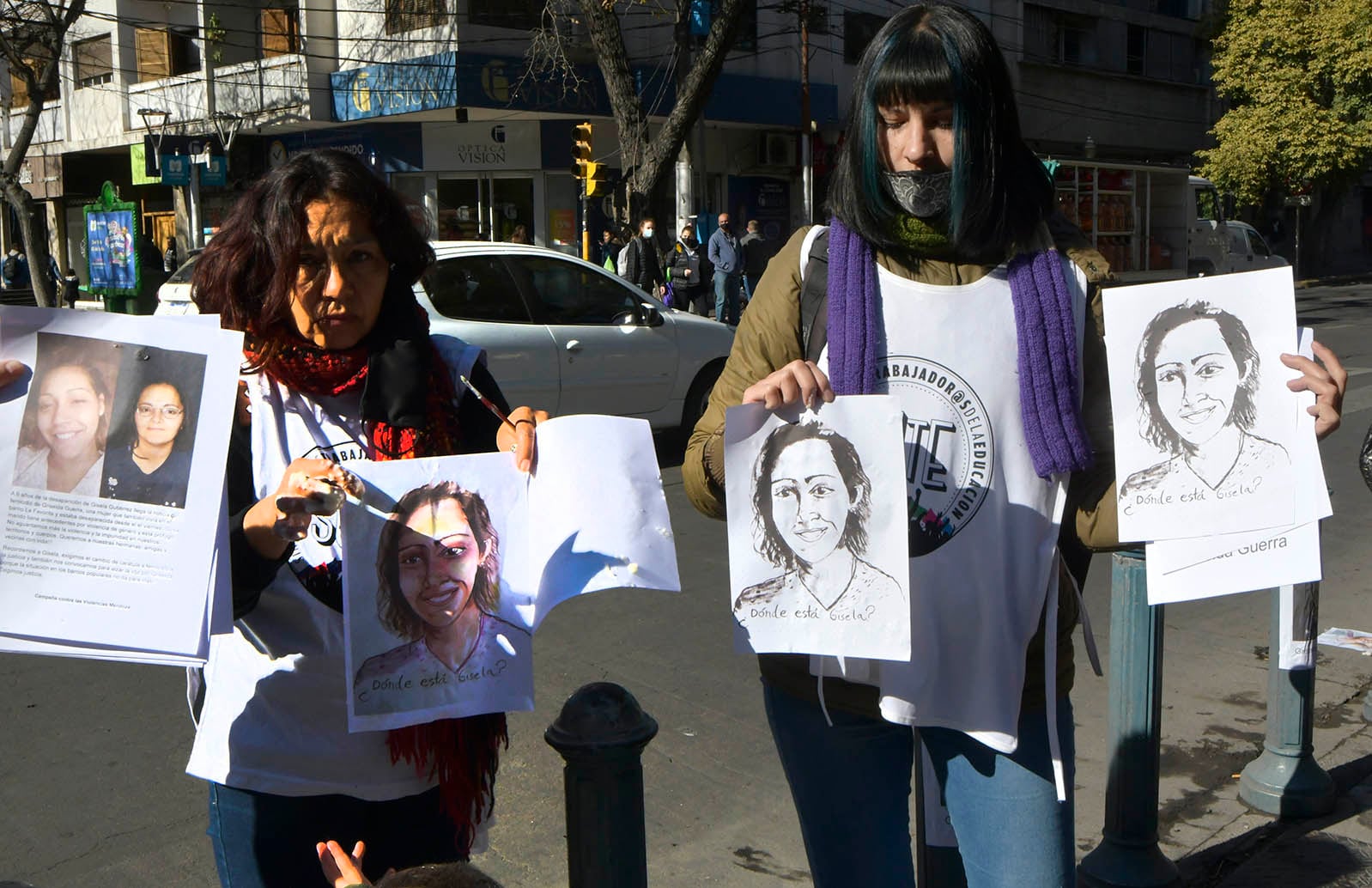 Mendoza 19 de julio de 2021 
Caso Griselda Guerra . Femicidio en La Favorita.
Esta mañana, reclamaron justicia por el caso de desaparición de Gisela Gutiérrez y para recolectar dinero para el entierro de Griselda Guerra, asesinada ayer en el Barrio 31 de Mayo, de Ciudad
joven del mismo barrio desaparecida en 2015.

Foto: Orlando Pelichotti / Los Andes