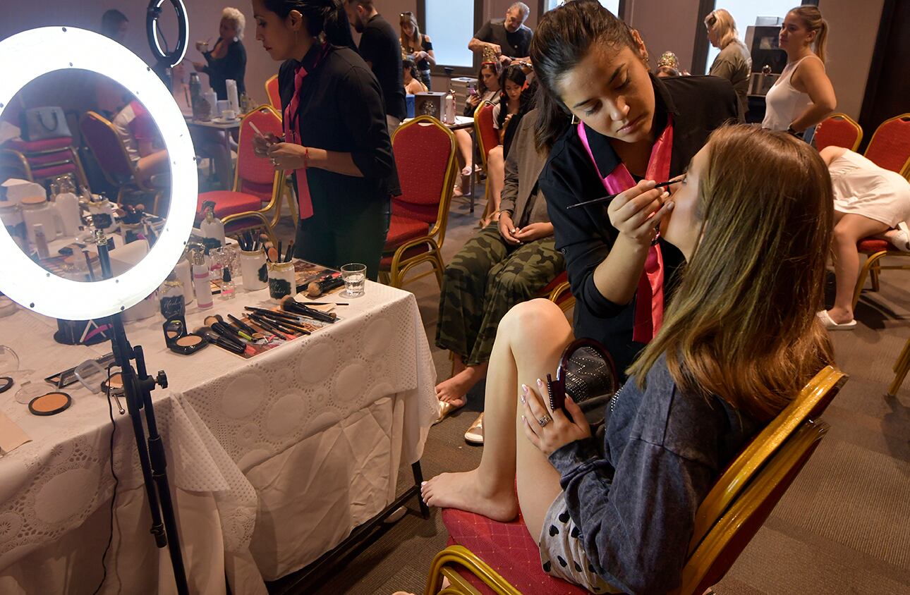 Backstage de las candidatas al trono vendimial, en la previa al Carrusel. 
Foto: Orlando Pelichotti